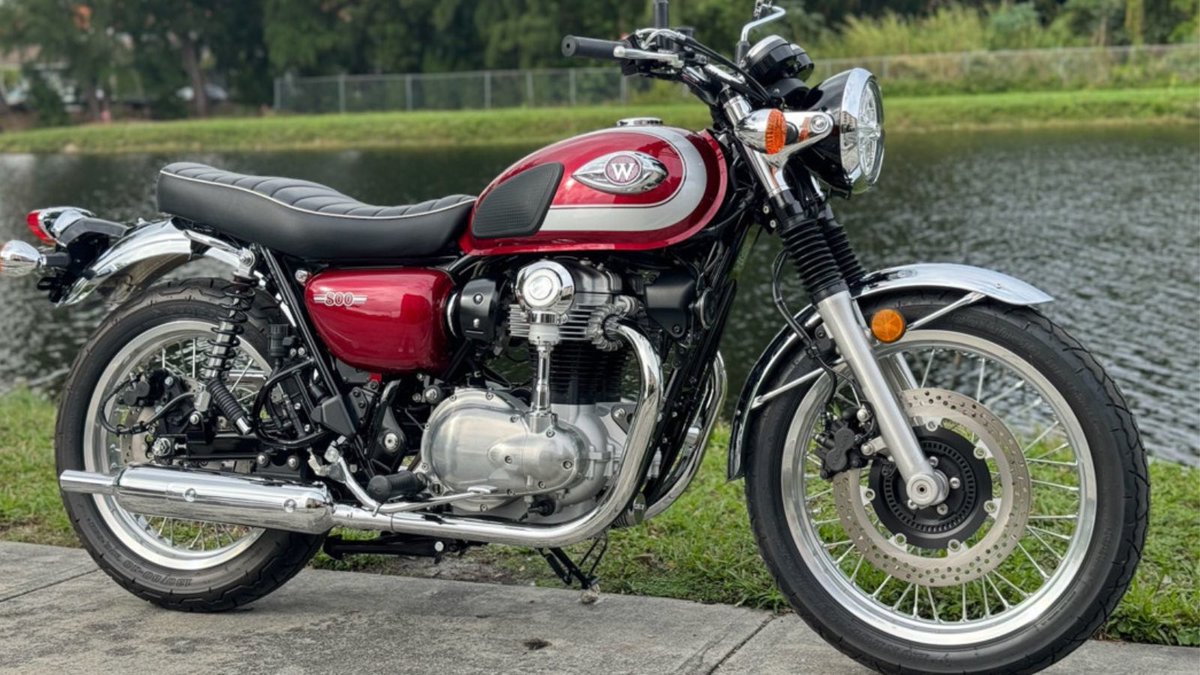 RevteroX's tweet photo. 2020 Kawasaki W800 with 3K miles begs to be ridden! Wanna take it for a ride?

#RevTero #Kawasaki #KawasakiBikes #KawasakiW800 #AmericanBiker #AmericanMade #OpenRoad #HarleyFamily #TwoWheels https://t.co/X5Yal5TK9B