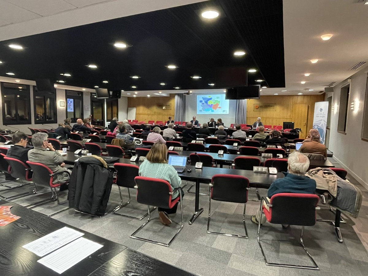 Après notre intervention sur l’air et la mobilité (et beaucoup de questions très intéressantes ☺️) c’est au tour de l’@ars_pdl de parler mobilités actives et santé 🚲🚶‍♀️au Conseil de Développement Angers Loire