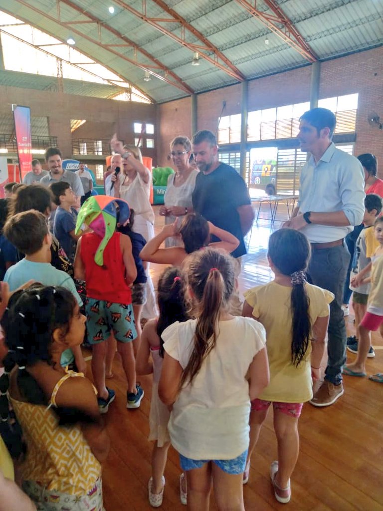 RedSegVial's tweet photo. 🌈 Un día lleno de aprendizaje vial en el #CEF29 de #SantaFe.
Los niños y niñas de la colonia de verano participaron activamente en nuestro espacio educativo. 🚗👧🏻👦🏻
👉 Estuvieron presentes la Vicegobernadora @GiScaglia , el senador @PacoGaribaldi y @VirCoudannes https://t.co/V8YAUdRnRZ
