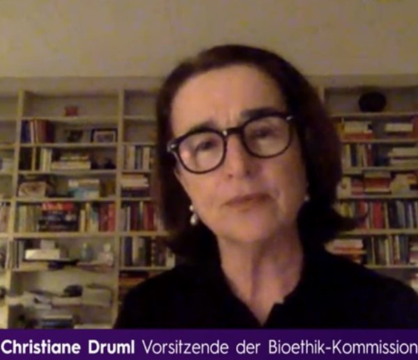 stuindigo's tweet photo. Im Umkehrschluss sind Ungeimpfte eine Gefahr für die Gesellschaft.
Christiane #Druml, Vorsitzende der #BioethikKommission
#RichtigErinnern https://t.co/omY2j8mASb