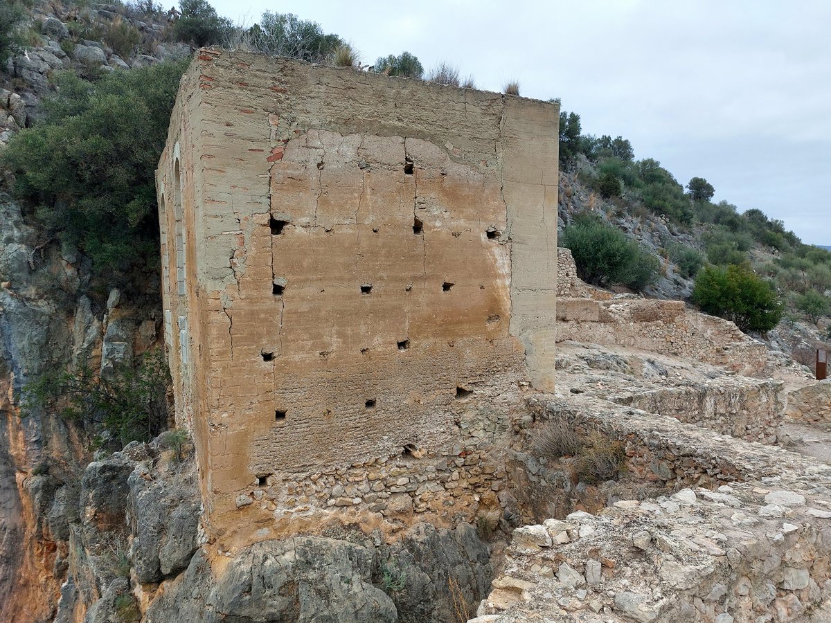Castillo de Chulilla, Valencia. En su origen fue una construcción musulmana, objeto de múltiples reformas tras la Reconquista y hasta las guerras carlistas. Se asienta sobre un peña acantilada por tres lados junto al río Turia, por lo que sólo presenta muralla en un frente.