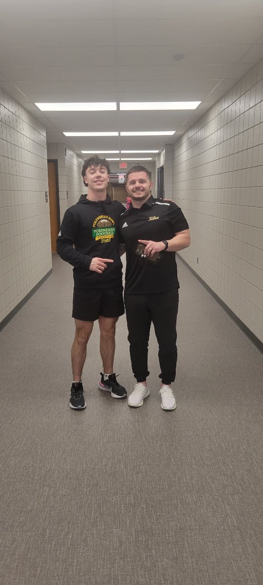 CoachMerc72's tweet photo. Good seeing my alma mater stop by today. Thank you @Switz for stopping by my classroom, it was good meeting you. Thank you @TulsaFootball for coming to check out our guys! @bryson_hayes_ #ReignCane #Alumnus #MaizeFootball #Eagles https://t.co/xhRtdtPfg0