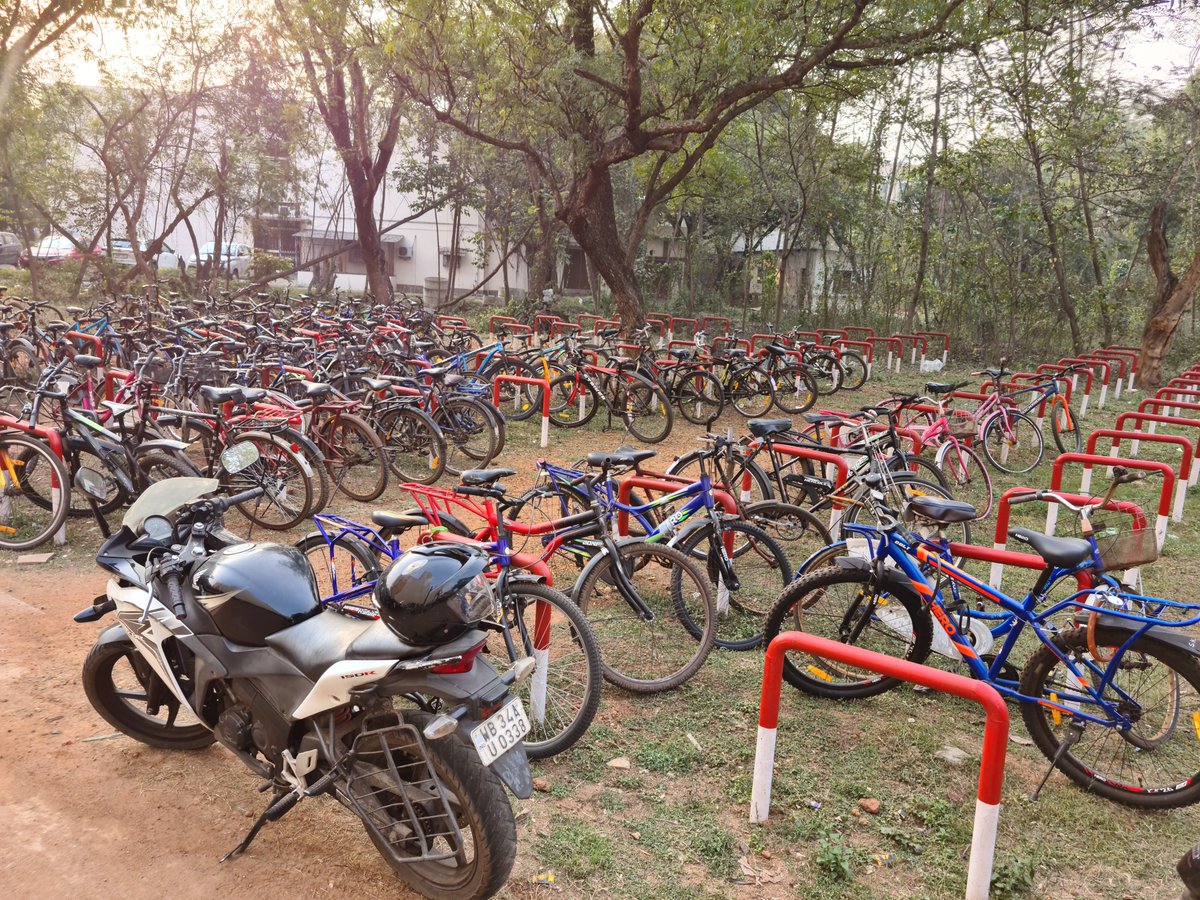 There is a cycling microculture in college campuses in India that we don’t talk about much. Here is what I found during my visit to IIT Kharagpur @IITKgp: 1/n