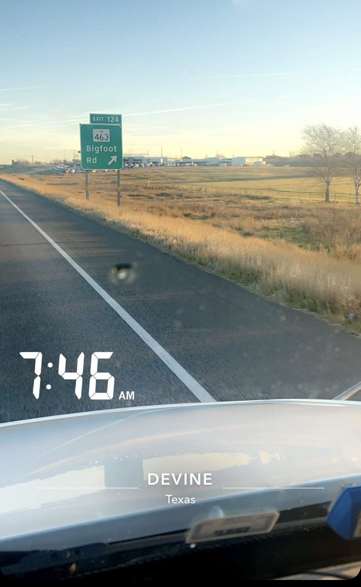 dcantera16's tweet photo. Bigfoot spotted in Texas this morning🤭 #NickiMinaj #NickiWinsAgain #nickiandmegan #BIGFOOT #GetUpOnYaGoodFoot #MeganRAW https://t.co/6amTqVVobq