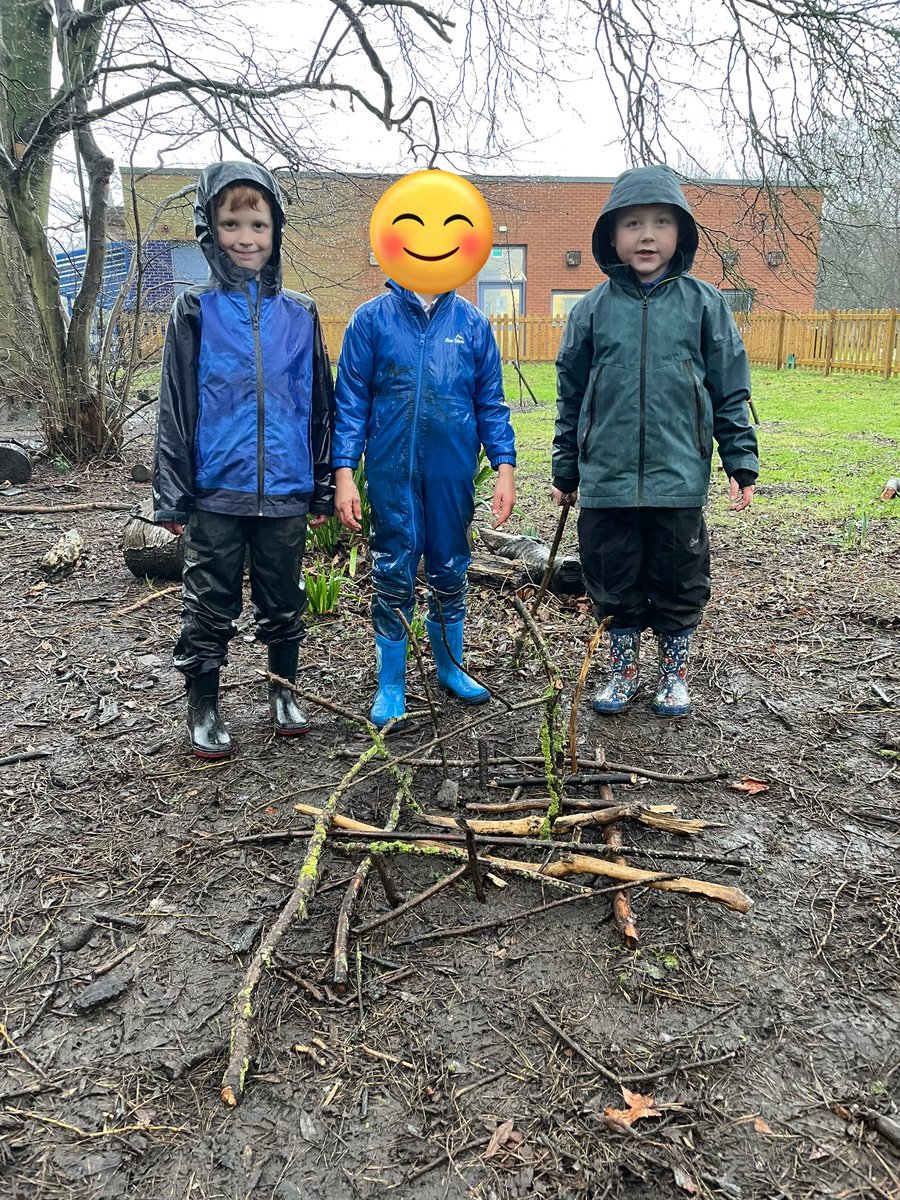 lordderamores's tweet photo. Inspired by Andy Goldsworthy, Year 2 made natural sculptures in the forest. The mud was surprisingly useful! #LordDForest #LordDArt 🌧️ https://t.co/6yyfvTAgWY