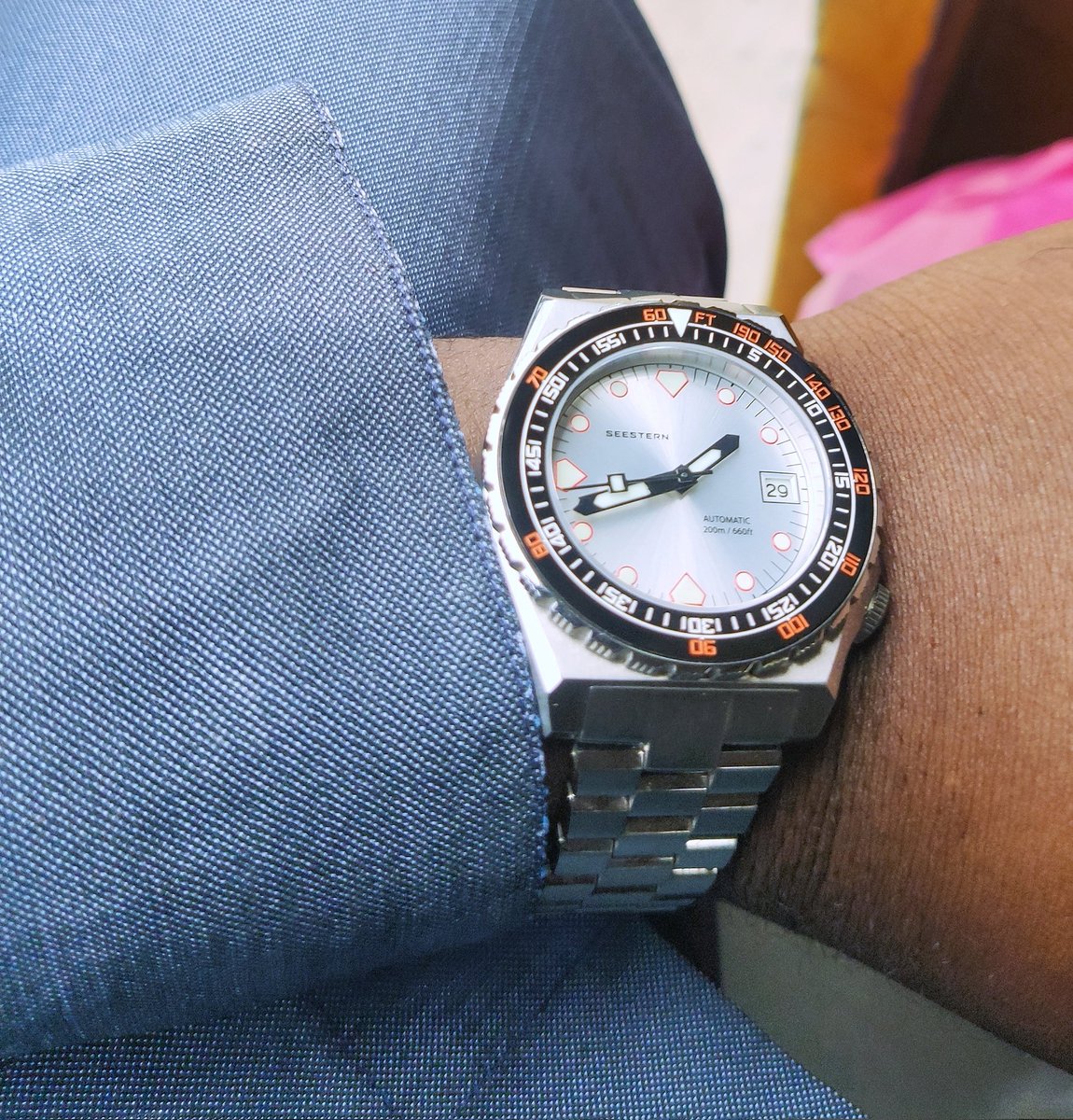 Kaftan Monday and I just have to throw on my 600T on my wrist for good measure.

Picture taken in a keke Napep

#wristwatchroll #Watchoftheday #wristroll