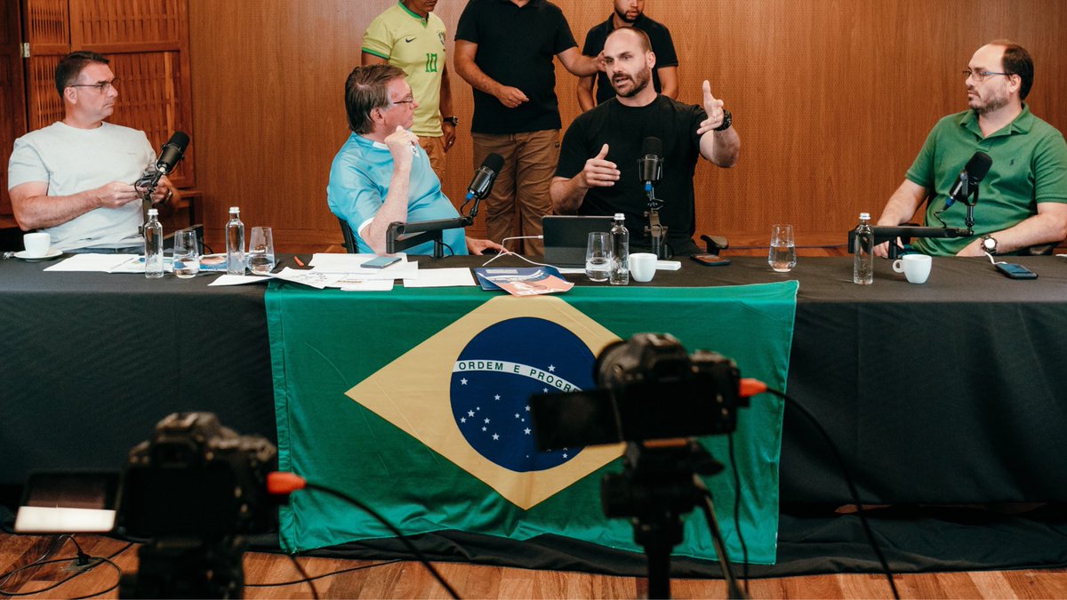 Eduardo Bolsonaro🇧🇷 (@bolsonarosp) on Twitter photo -O mandado de apreensão era datado de hoje, 29/JAN. Ou seja, durante o recesso, logo após a super live que pela 1º vez reuniu <a href="/jairbolsonaro/">Jair M. Bolsonaro</a>, <a href="/FlavioBolsonaro/">Flavio Bolsonaro</a>, <a href="/CarlosBolsonaro/">Carlos Bolsonaro</a> e eu, Alexandre de Moraes escreveu os mandados. Tudo confeccionado entre meia-noite e 06:00h de hoje. -O mandado de apreensão era datado de hoje, 29/JAN. Ou seja, durante o recesso, logo após a super live que pela 1º vez reuniu <a href="/jairbolsonaro/">Jair M. Bolsonaro</a>, <a href="/FlavioBolsonaro/">Flavio Bolsonaro</a>, <a href="/CarlosBolsonaro/">Carlos Bolsonaro</a> e eu, Alexandre de Moraes escreveu os mandados. Tudo confeccionado entre meia-noite e 06:00h de hoje.