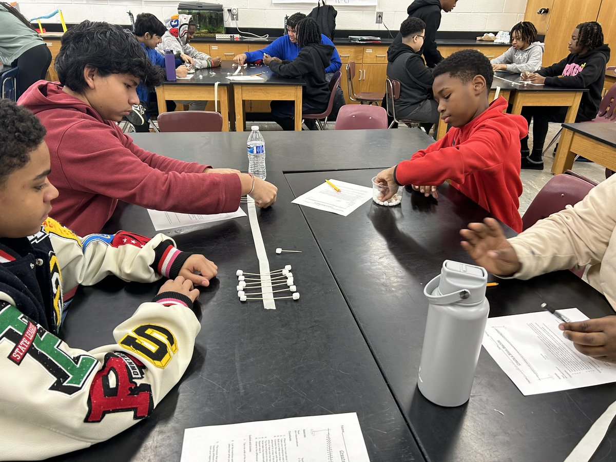 acwscience's tweet photo. Ss in Ms. Clotfelfer’s class are developing and using models to explore waves! @ugmswolverines #HenryDiscovers #WinningForKids #ScienceInHenry https://t.co/oyBfTfKvJj