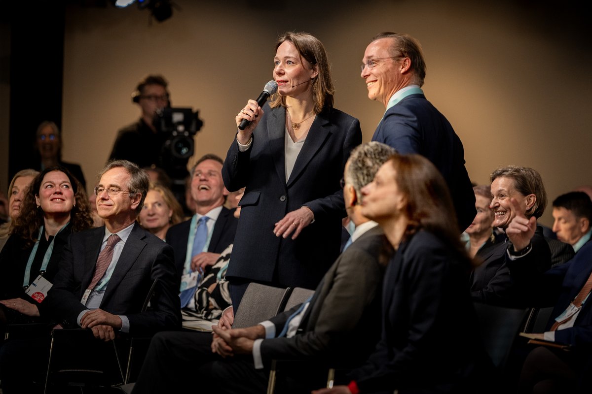 HankeBruinsSlot's tweet photo. Op de #Ambassadeursconferentie in Den Haag sprak ik met onze ambassadeurs, consuls-generaal, permanente vertegenwoordigers en speciaal gezanten over het Nederlandse buitenlandbeleid. https://t.co/CzlevtTydL #MinBZ https://t.co/uf1NqbWj7w