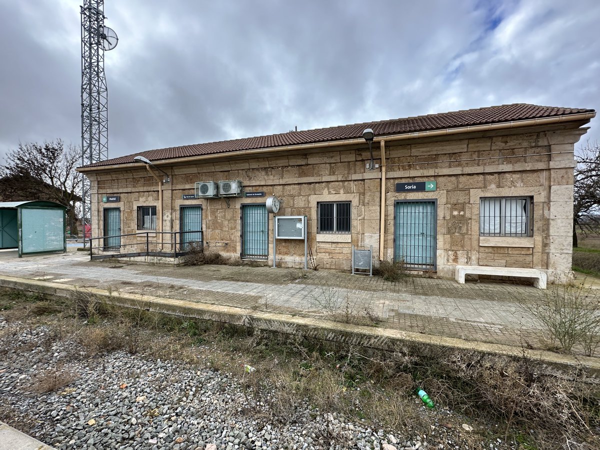 Estación de Coscurita. No hace tanto cruce de caminos ferroviarios: la Soria - Madrid se cruzaba con la Valladolid - Ariza. Ahora pese a que pasa el tren a Madrid, no para (ni siquiera una parada facultativa). Señor Puente ¿esto es vertebrar el territorio?