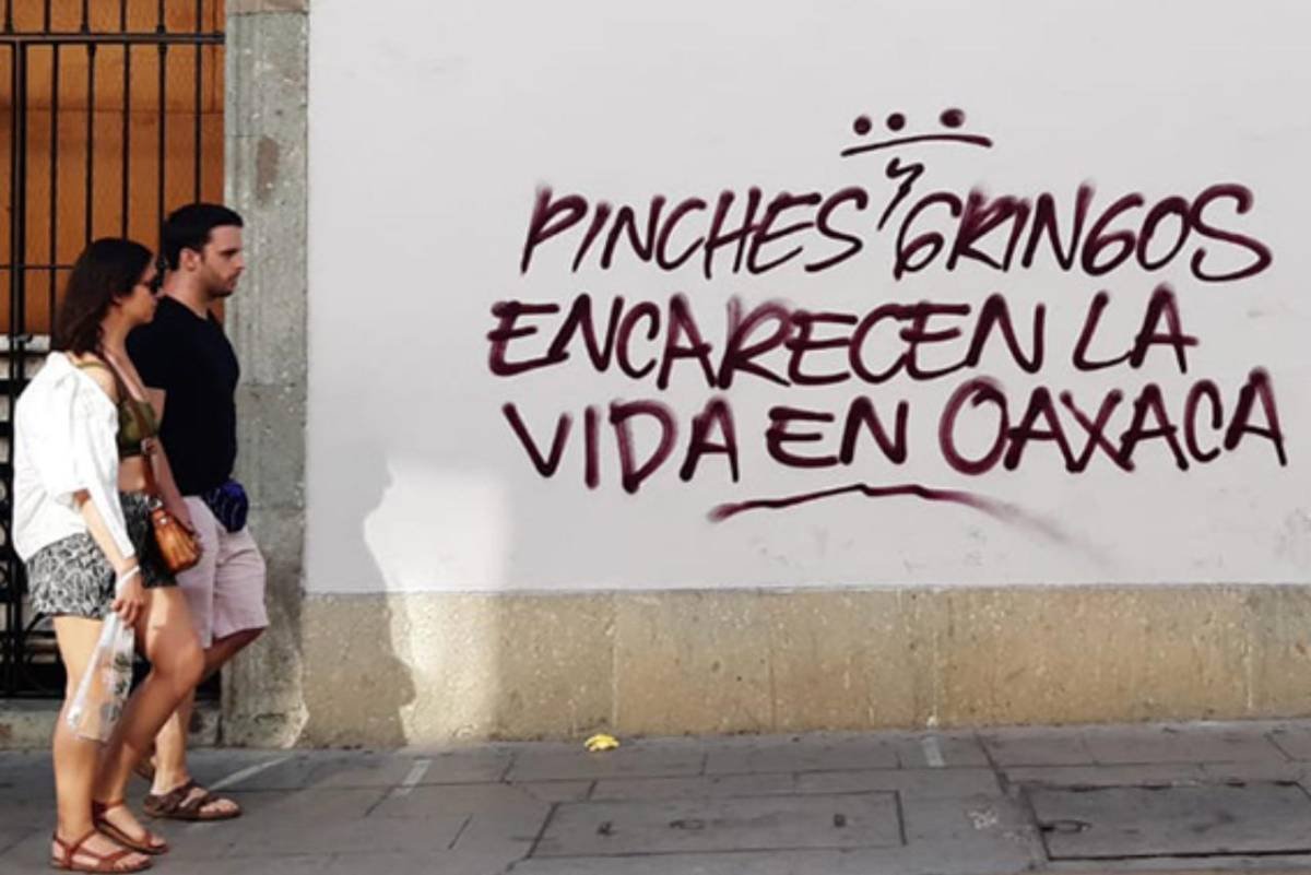 BradWelton's tweet photo. Claves importantes para entender esto:

1. No se oponen al turismo; se oponen a la gentrificación.

Se oponen la renta de vivienda (no hoteles) a nómadas digitales que viven de sueldos de su país y pasan a vivir temporalmente en México.

2. Estos extranjeros no "enriquecen” a la mayor parte de los locales por más dinero que traigan.

El beneficio que ven los locales es mínimo en comparación a las consecuencias en la forma de alza de precios ante la demanda por quien puede pagar más.

3. La gente está perdiendo sus hogares.

Con el aumento de precios y el poco beneficio para el oaxaqueño en general, muchos deben dejar de vivir donde viven y tienen que desplazarse a lugares marginales.

Pensarás “el oaxaqueño quiere seguir viviendo como mediocre”; pero esta marcha es precisamente para evitar terminar durmiendo en la calle y poder pagar un sustento para sus familias.

4. La gentrificación no es comparable con la inmigración a Estados Unidos.

Esto no quiere decir que la inmigración a EEUU no tenga consecuencias y desafíos para los locales que la viven (las tiene), pero un inmigrante de un país más pobre no va a alzar los precios locales, tiene que luchar por adaptarse a estos.

—

Esto es un intento de seguir viviendo en donde viven y no perder su hogar siendo convertido en un «Disney».

Evita el racismo con comentarios como "Gente que quiere vivir a machetazos"  y escucha a quien está viviendo esto, que es fácil ver viviendas de lujo y suponer que hay «progreso económico» cuando las consecuencias no las estás viviendo tu.