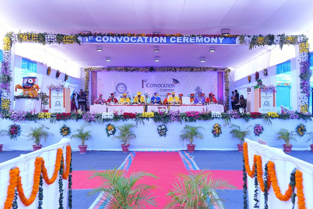 ribhupanda's tweet photo. 1st Convocation of GIET University https://t.co/dQgMvwiPZs