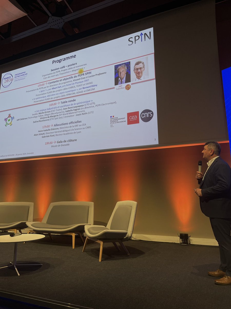 pepr_spin's tweet photo. [🔴LIVE] 🎤 Sur scène, nous accueillons les directeurs de programme Vincent Cros du CNRS et @PrejbeanuLucian du CEA. Ensemble, ils présentent les objectifs et le contexte passionnant du projet #PEPRSPIN. 🚀

#France2030 https://t.co/IhxjZdD5Ok