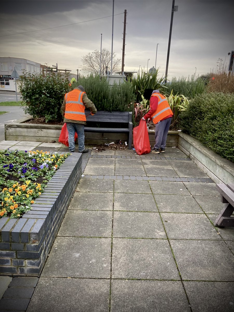 On Sunday morning Denbighshire #CommunityPayback team cleared up litter from The Square at Kinmel Bay.  Storms Isha and Jocelyn had tipped over household recycling bins spilling rubbish into the community garden.
