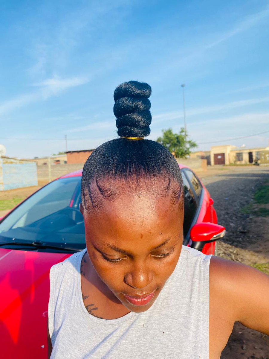 LindoSihoyo's tweet photo. @Solphendukaa Hate going to the salon? Then I'm your go-to girl. I do house calls in Johannesburg for free. I only charge a transportation fee.  This one right here is R100 with your extensions, R120 with my  Extensions. + R130 if hair needs to be relaxed. My location? KWATHEMA. 0670415120 https://t.co/T5H1AvDaTR
