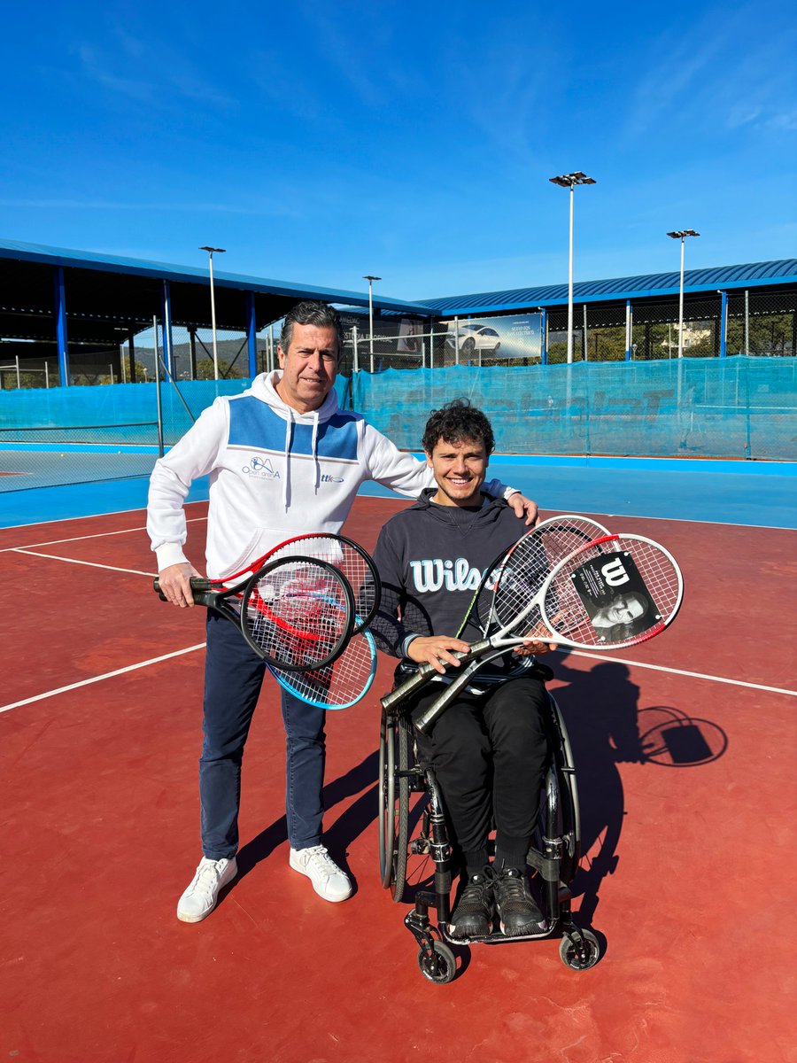 🎾 Cisco García (@ciscogarve) ha donado varias raquetas de tenis a Open Arena para realizar un sorteo entre los abonados de la Escuela de Tenis en el próximo torneo.

¡Muchas gracias por este gesto, Cisco!

#tenis #openarena #córdoba #córdobaESP