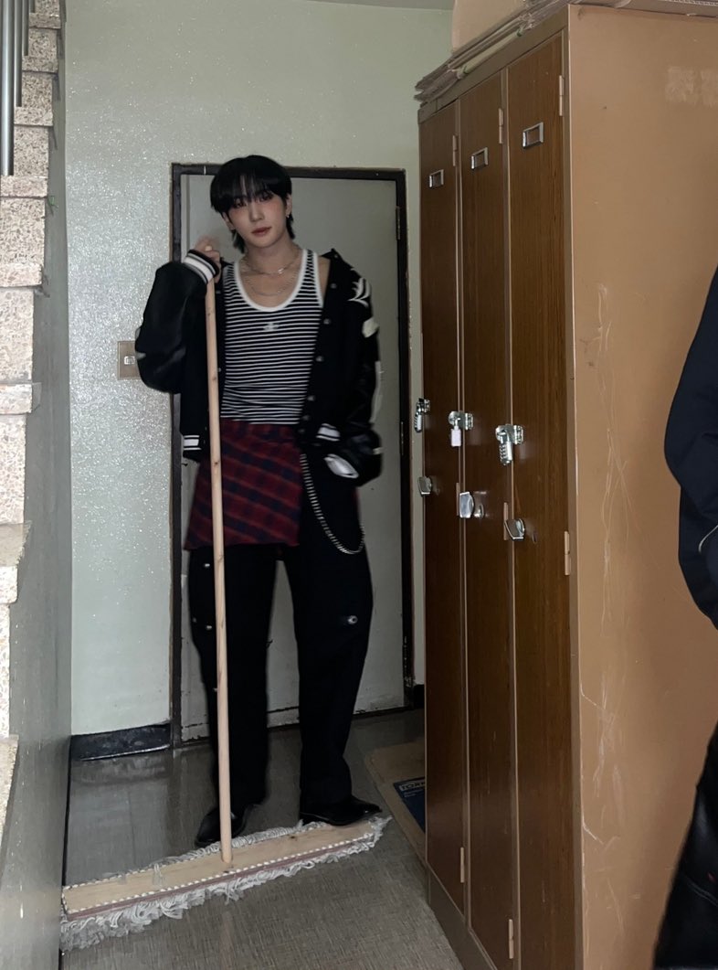 Jongwoo is making sure everything is cleaned everywhere he goes 🧼 
#YOONJONGWOO #윤종우 #ONEPACT