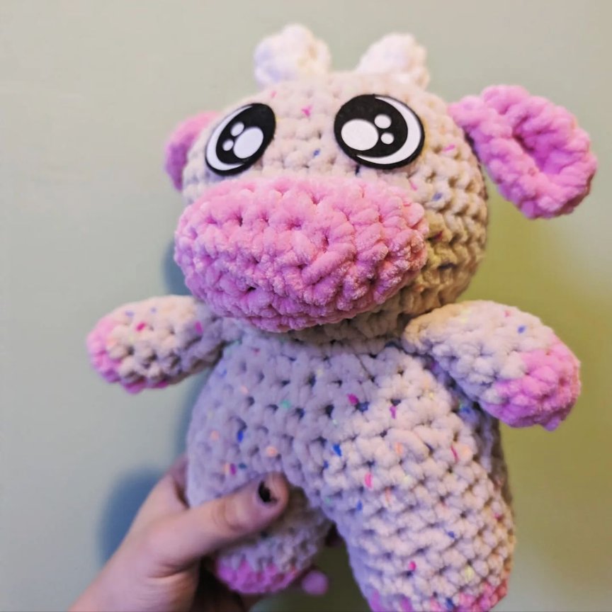 I made a cute cow over the weekend and it desires all of your love. Pattern by: Moms Stitchetti Yarn: @hobbii_yarn honey bunny and @premieryarns Parfait chunky #cow #moocow #mondayvibes #crochet #amigurumi #smallbusiness