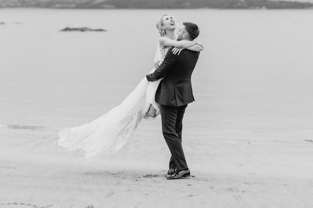 Fun on the beach in #donegal @drumhallahouse #irishwedding #irelandwedidngs #donegalwedding #beachwedding #beach #weddingdress