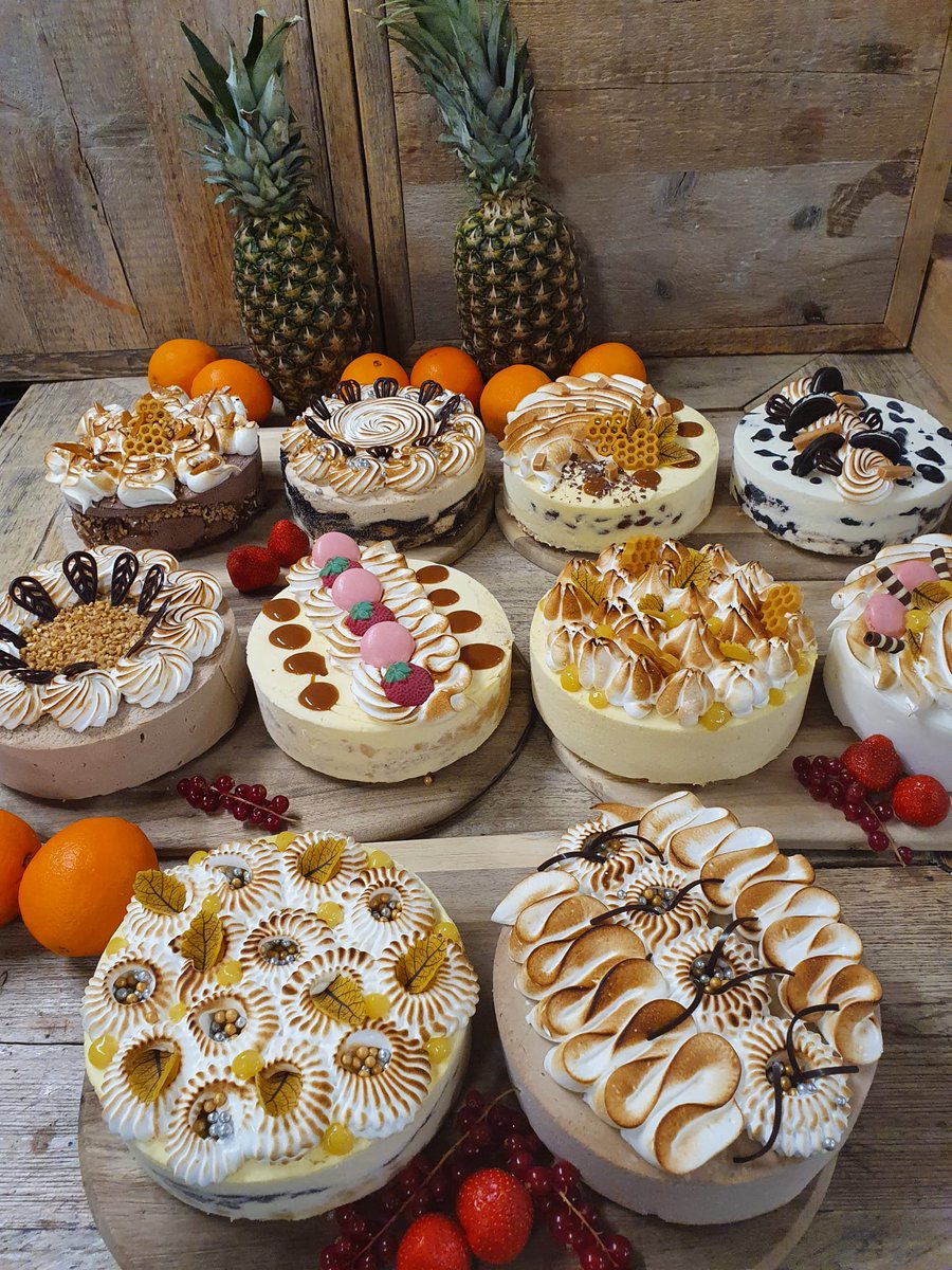 PriemNicole's tweet photo. Het zijn een stel kunstenaars in de keukens van #WillemdeBoer. Wat een smaakvolle kunstwerken. #Taarten #Buffet https://t.co/3JbJMfcXrj