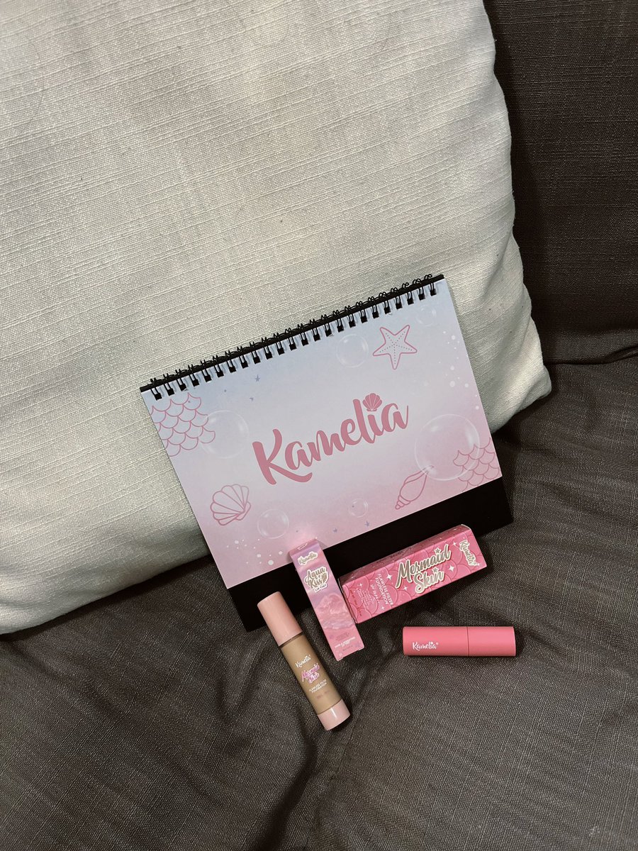 farishajais's tweet photo. First time try products from @KameliaHQ tak sangka pula tekstur foundation light and smooth walaupun tengah breakout. Lip tint very soft and cantik gilsss 💖

Mini Mermaid Skin Foundation • Vanilla
Aqua Kiss Lip Tint • Kaia

@celeb_share @minlunagency https://t.co/0F60RXVXI3