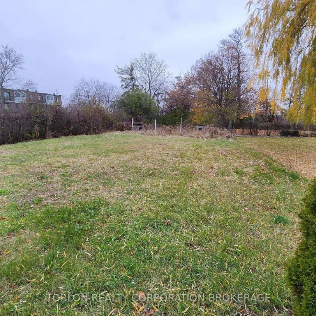 TorlonRealty's tweet photo. ✨ FOR SALE ✨

📍 8224 Pine Valley Drive, #Woodbridge
💰 $2,599,000

Situated amidst new townhome subdivisions and detached constructions, this deep lot is a prime spot for astute investors eyeing valuable real estate. 

Contact us at 416-613-1010 or email info@torlonrealty.com. https://t.co/12KrPiUpfr