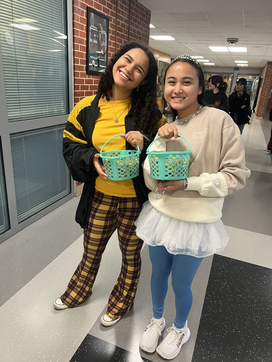 SMWestOffice's tweet photo. Starting off our #PepAssembly day with some music and candy from @smwpepclub @SMWCheer! #theWestWay @theSMSD https://t.co/X3LyUSMENr