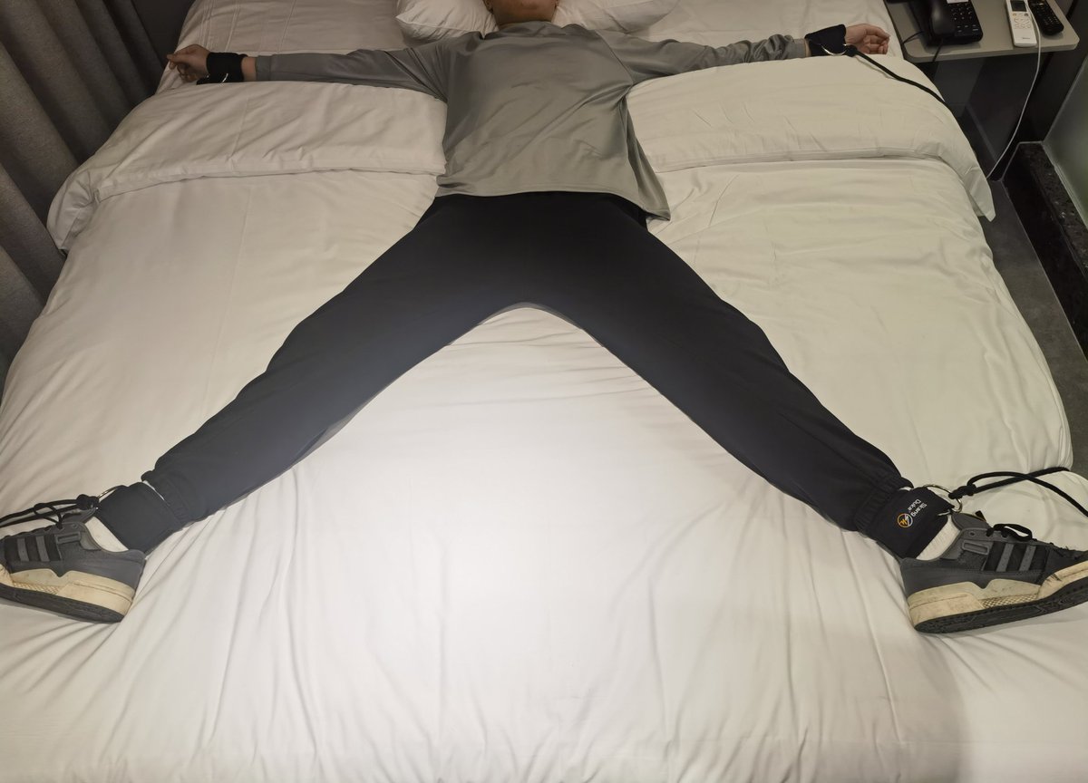 shituo60447's tweet photo. 第一次体验的42码小老弟
“不要笑出声哦，不然就扇你”
弟弟也乖乖的配合
期待下次可以2t1😏 https://t.co/5la0BQNTnM