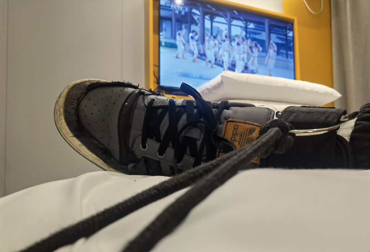 shituo60447's tweet photo. 第一次体验的42码小老弟
“不要笑出声哦，不然就扇你”
弟弟也乖乖的配合
期待下次可以2t1😏 https://t.co/5la0BQNTnM
