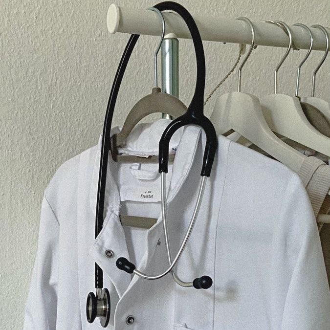 trizmedic's tweet photo. ⌕ :  #studytwt #studytwtbr 
 
- beatriz, mas para meus webdivos (vocês) meu nome é triz
- 18 anos
- passei 3x em medicina, Biotec - USP e 1º Biotec UFAM 
- atualmente de férias e dando dicas de estudo 

🏷️estuda. com: ESTUDATRIZ 
🔗 link do meu studygram na bio! https://t.co/OebRwe10Pe