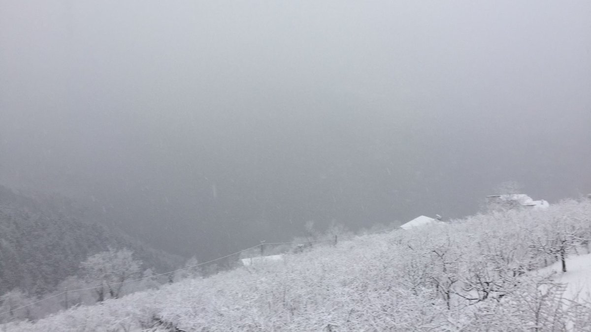 fotinosdan's tweet photo. Anlık yağış şiddetini arttırmış durumda, sürücülerimize ve mahalle sakinlerimize yoğun kar ve buzdan dolayı dikkatli olmalarını öneriyoruz. ❄️☃️ https://t.co/GKbkAY74bz