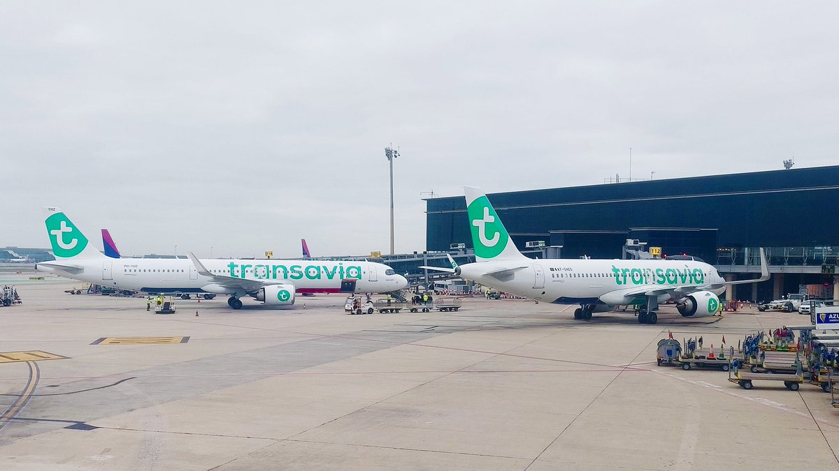 ✅✅ L’Airbus A320neo de Transavia France à côté de l’Airbus A321neo de Transavia Holland à l'aéroport de Barcelone-El Prat. ▫️Les deux compagnies possèdent au total 112 Boeing 737 & les 2 Airbus ci-dessous. 📷 @FlightradarCAT