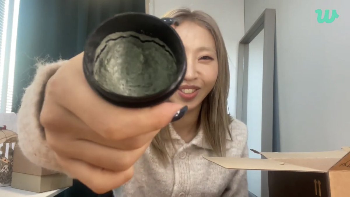 SuperMinzyPos's tweet photo. @mingkki21 @MZENTERTAINMEN1 @GFRDofficial Minzy recieved a gift from Kim Bo kyung her TOP GIRL Team member🤗💚

Watch the replay of Minzy’s Weverse live here: https://t.co/lJNk5zrS72…

#Minzy #공민지 #2ne1 #MZENT https://t.co/tfKWg0gy6b