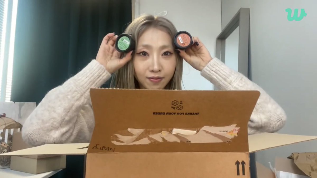 SuperMinzyPos's tweet photo. @mingkki21 @MZENTERTAINMEN1 @GFRDofficial Minzy recieved a gift from Kim Bo kyung her TOP GIRL Team member🤗💚

Watch the replay of Minzy’s Weverse live here: https://t.co/lJNk5zrS72…

#Minzy #공민지 #2ne1 #MZENT https://t.co/tfKWg0gy6b