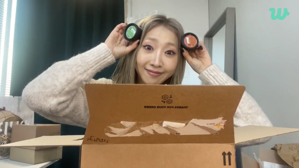 SuperMinzyPos's tweet photo. @mingkki21 @MZENTERTAINMEN1 @GFRDofficial Minzy recieved a gift from Kim Bo kyung her TOP GIRL Team member🤗💚

Watch the replay of Minzy’s Weverse live here: https://t.co/lJNk5zrS72…

#Minzy #공민지 #2ne1 #MZENT https://t.co/tfKWg0gy6b