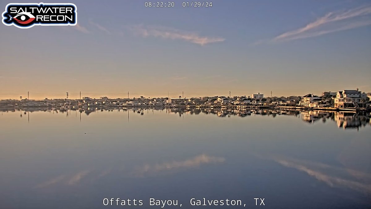 SaltwaterRecon's tweet image. A mirror-image kind of morning along the coast with calm winds. High temps this week in the mid to upper 60s in Houston (lower 60s for coastal cities) with abundant sunshine! 😎🌞 Have an awesome Monday! #txwx #mirrorimage #clouds #Galveston