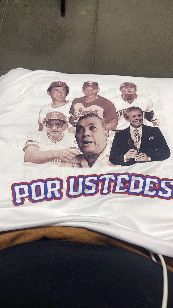 Meridianoonline's tweet photo. Estas fotos pueden poner sentimentales a los guairistas 🥺

Miren la camisa con la que Oswaldo Guillén celebró el título de Tiburones de La Guaira 🇻🇪

Más que un merecido homenaje en este momento tan especial 👏

📸 @OzzieGuillen https://t.co/pZnf3i7nZB