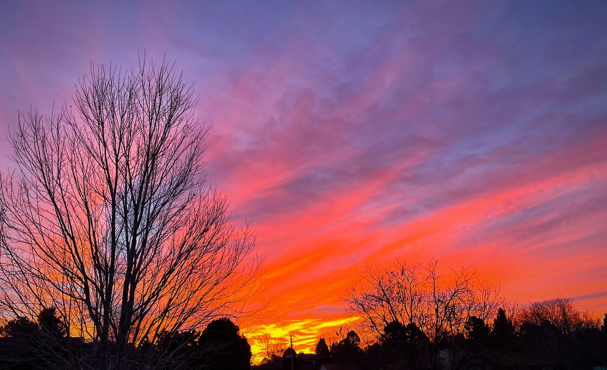Nice way to start the week on the east side of town in Aurora!!
<a href="/BianchiWeather/">Chris Bianchi</a> <a href="/CReppWx/">Cory Reppenhagen</a> <a href="/KylieBearseWX/">Kylie Bearse</a> @DaveCBS4 <a href="/MikeNelson247/">Mike Nelson</a> <a href="/KathySabine9/">Kathy Sabine</a>