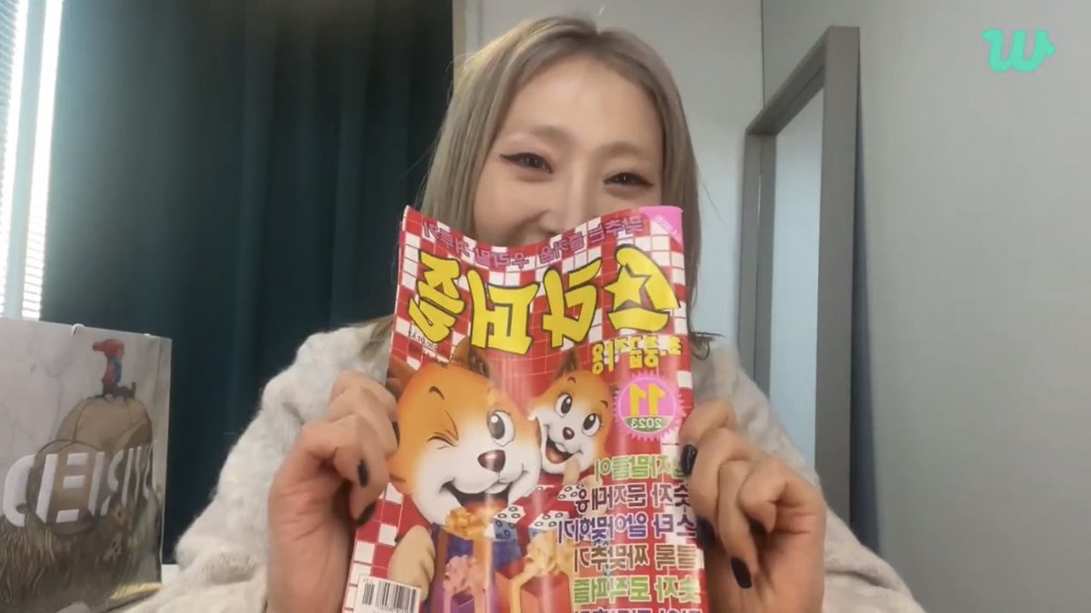 SuperMinzyPos's tweet photo. @mingkki21 @MZENTERTAINMEN1 @GFRDofficial Minzy recieved a gift from Monday (Jimin) of @_Weeekly a Mind game book &amp; cosmetic products❤️

Watch the replay of Minzy’s Weverse live here: https://t.co/lJNk5zrS72…

#Minzy #공민지 #2ne1 #MZENT #Monday #Jimin #weeekly https://t.co/dyK3bPLS9l