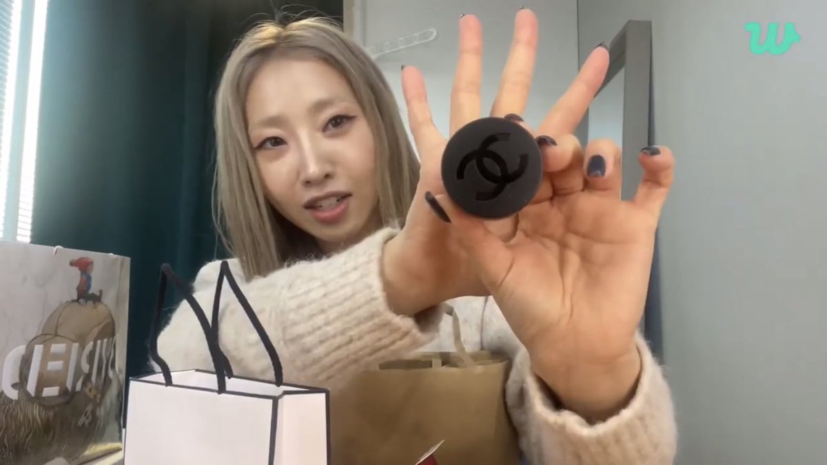 SuperMinzyPos's tweet photo. @mingkki21 @MZENTERTAINMEN1 @GFRDofficial Minzy recieved a gift from Monday (Jimin) of @_Weeekly a Mind game book &amp; cosmetic products❤️

Watch the replay of Minzy’s Weverse live here: https://t.co/lJNk5zrS72…

#Minzy #공민지 #2ne1 #MZENT #Monday #Jimin #weeekly https://t.co/dyK3bPLS9l