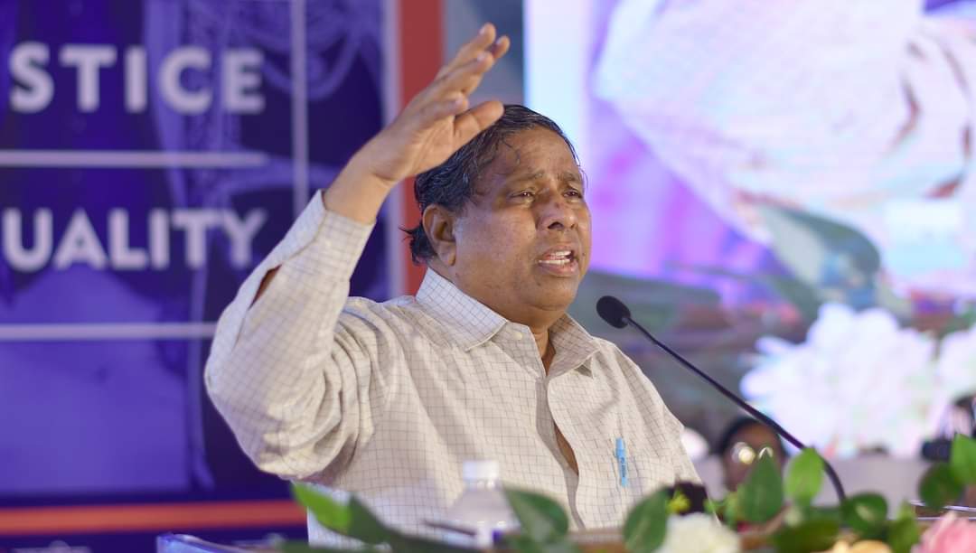 हम <a href="/_INDIAAlliance/">INDIA Alliance Parody</a> को और उसमें शामिल सभी 28 दलों के राष्ट्रीय स्तर के नेताओं को महामोर्चा में शामिल होने के लिए निमंत्रण देते हैं। क्योंकि जब तक EVM रहेगी तब तक आप चाहे जितना भी बड़ा गठबंधन बना लो तो भी आप EVM की वजह से चुनाव हार ही जायेंगे। (1/2)