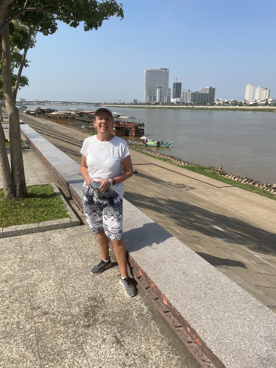 Leave France for a while, but end up drinking wine and eating frogs 🐸 <a href="/ukincambodia/">UK in Cambodia🇬🇧🇰🇭</a> <a href="/phnompenhpost/">The Phnom Penh Post</a> #phnompen #Cambodia #Frog @LemanoirVV