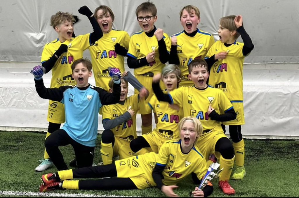 TRIPLAMESTARUUS 🏆🏆🏆

OLS 2012 syntyneet osallistuivat Tammiturnaukseen kolmen joukkueen voimin ja jokainen joukkue voitti oman sarjansa 😳🥇

Viikonlopun aikana joukkueet pelasivat yhteensä 18 ottelua ja saldo oli seuraavanlainen:

16 voittoa ✅
1 tasapeli 🤝
1 tappio ⛔️

👏