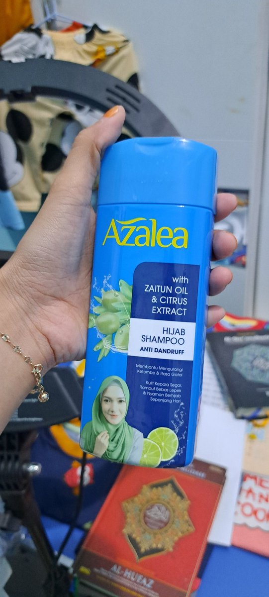 riaaasryn's tweet photo. Guys aku mau share pengalaman aku sekarang banget nih, tepat banget cuaca dingin ditambah mandi sambil keramasan pakai Azalea Hijab Shampoo with Zaitun Oil &amp; Citrus Extract (Rambu Lepek &amp; Ketombe) sangat rekomendasi banget!!! https://t.co/mK42Qr18dw
