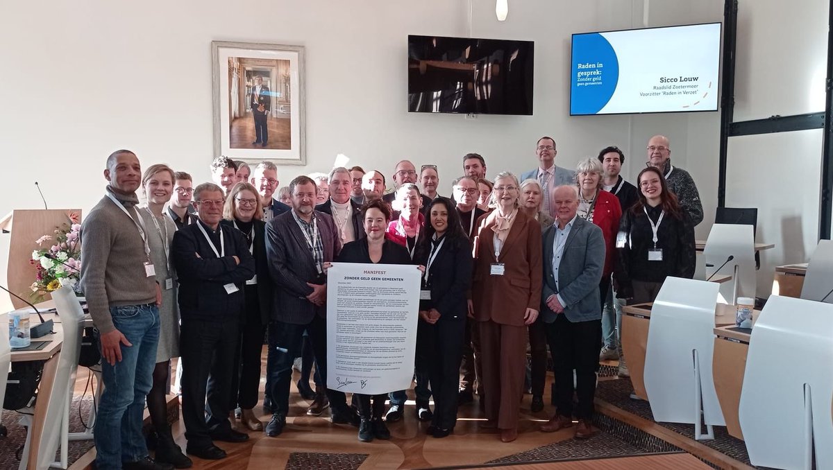 🗣️ Zonder geld geen gemeenten. Deze boodschap van Raden in Verzet, ondertekend door meer dan duizend raadsleden uit meer dan driehonderd gemeenten, is overhandigd aan Sharon Dijksma, voorzitter van de Vereniging van Nederlandse Gemeenten (@VNG). raadsleden.nl/actueel/nieuws…