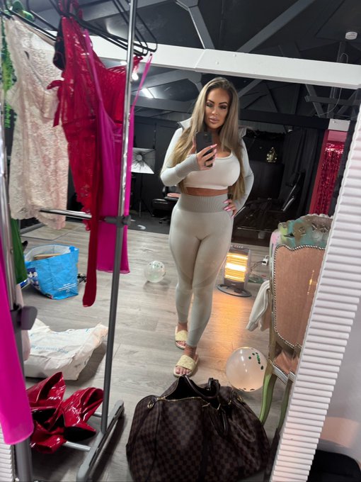 Love my new outfit!! Losing 3 dress sizes in just a couple of months means a whole new wardrobe is needed&hellip;