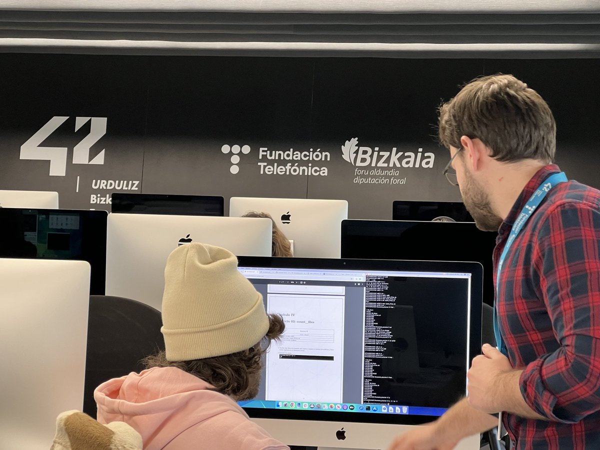 42UrdulizFTef's tweet image. ¡#peer2peer mode ON en #42UrdulizFtef! Día 1 de nuestra #piscinediscoveryweb y los y las participantes ya se han metido de lleno en la #programacionweb #KeepCalm #KeepCoding