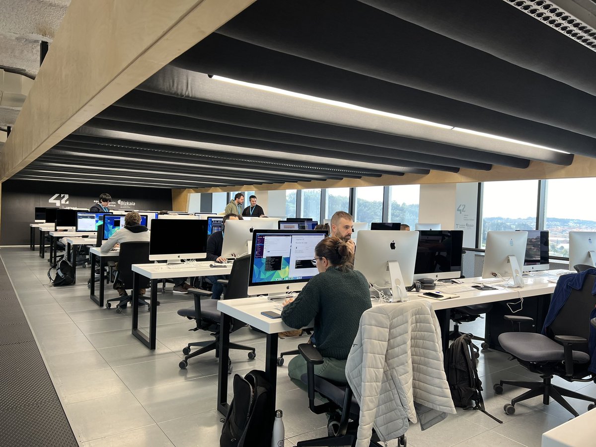 42UrdulizFTef's tweet image. ¡#peer2peer mode ON en #42UrdulizFtef! Día 1 de nuestra #piscinediscoveryweb y los y las participantes ya se han metido de lleno en la #programacionweb #KeepCalm #KeepCoding