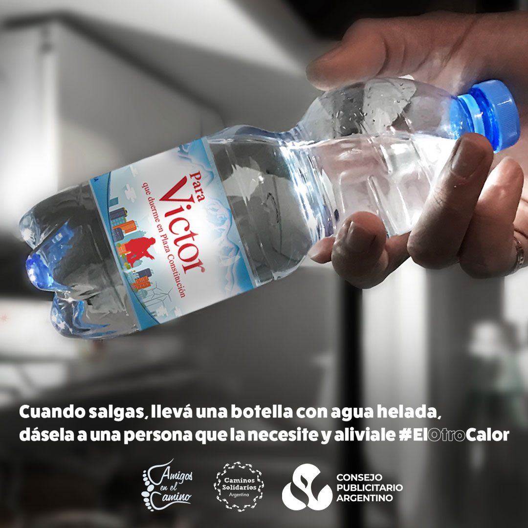 consejopublarg's tweet photo. Seguro vas a encontrar a quien ayudar con el simple gesto de darle una botella de agua fría. En la calle, el calor se siente más y los problemas de deshidratación se agravan.  
 Y además, le damos otro uso más a las botellas de plástico.  Este verano dejemos #UnaMarcaPositiva. https://t.co/4kS6JUeNCE