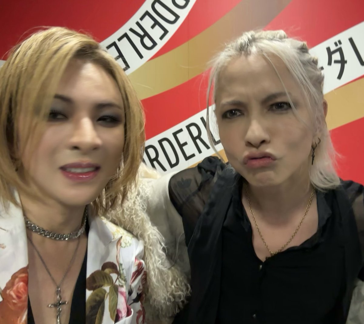 Happy birthday #HYDE! 🎂 <a href="/HydeOfficial_/">Hyde</a>
10年前、俺たちが一緒にバンドをやることになるなんて、誰が予想しただろう。
色々な意味でありがとう。
これから始まる一年が素敵な年になること、そして来月から始まるL'Arc-en-Cielのツアーの大成功を祈ってます。🙏🎉😀

#YOSHIKI